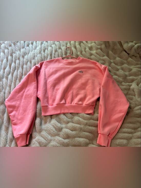 ALO Yoga Tops - ALO Yoga Neon Bubblegum Pink Cropped Accolade Crewneck Sweatshirt Medium